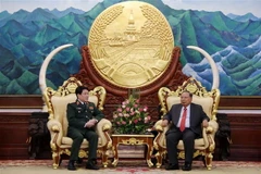 Tổng Bí thư, Chủ tịch nước Lào Bounnhang Vorachith tiếp thân mật Thượng tướng Lương Cường. (Ảnh: Phạm Kiên/TTXVN)