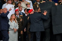 Tổng thống Venezuela Nicolas Maduro (thứ 2, trái) tại lễ kỷ niệm 81 năm ngày thành lập lực lượng Phòng vệ Quốc gia Venezuela ở Caracas ngày 4/8. (Ảnh: EPA/TTXVN)