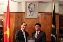 Đại sứ Việt Nam tại Nam Phi Vũ Văn Dũng và Phó Bí thư Thường trực Thành ủy Đà Nẵng Võ Công Trí chụp ảnh lưu niệm. (Ảnh: Phi Hùng/TTXVN)
