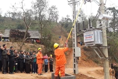 Người dân bản Núi Hồng, xã Huy Thượng, huyện Phù Yên, tỉnh Sơn La, phẩn khởi khi điện lưới Quốc gia về bản. (Ảnh: Nguyễn Chiến/TTXVN)