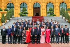 Chủ tịch nước Trần Đại Quang chụp ảnh chung với các Đại sứ, Trưởng đại diện cơ quan ngoại giao Việt Nam ở nước ngoài. (Ảnh: Nhan Sáng/TTXVN)