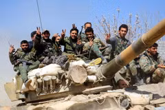 Binh sỹ quân đội Syria tiến vào Aftaris, Đông Ghouta ngày 12/3 vừa qua. (Ảnh: THX/TTXVN)