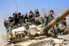 Binh sỹ quân đội Syria tiến vào Aftaris, Đông Ghouta ngày 12/3 vừa qua. (Ảnh: THX/TTXVN)