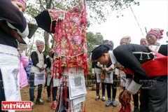 Đoàn đón dâu nhà trai cúi chào cô dâu và nhà gái. (Nguồn: Việt Cường/Báo ảnh Việt Nam)