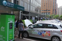 Những xe ôtô được sạc điện tại một trạm cho thuê ở Tsinghua University Science Park. (Ảnh: THX/TTXVN)