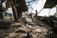 Một căn cứ của Phong trào Hamas bị quân đội Israel nã đạn pháo ở miền đông thành phố Gaza ngày 26/7 vừa qua. (Ảnh: THX/TTXVN)