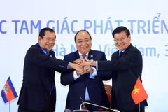 Ba Thủ tướng Campuchia-Lào-Việt Nam thể hiện tinh thần đoàn kết và hợp tác ba nước sau khi ký kết Tuyên bố chung Hội nghị Cấp cao hợp tác Khu vực Tam giác phát triển Campuchia-Lào-Việt Nam (CLV) lần thứ 10. (Ảnh: TTXVN)
