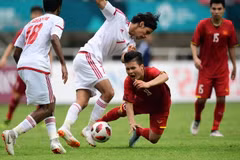 Pha tranh bóng giữa tiền đạo Olympic UAE Ahmad Alhashmi (số 7) với tiền vệ Nguyễn Quang Hải (số 19) trong trận đấu tranh huy chương đồng môn bóng đá nam tại ASIAD 2018 ở Bogor, Indonesia ngày 1/9. (Ảnh: AFP/TTXVN)