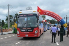 Những chiếc xe vận tải đường bộ qua Cửa khẩu quốc tế Lệ Thanh. (Ảnh: Hoài Nam/TTXVN)