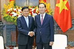 Chủ tịch nước Trần Đại Quang (phải) trong cuộc gặp Thủ tướng Lào Thongloun Sisoulith (trái), có chuyến thăm Việt Nam, tại Hà Nội ngày 30/3 vừa qua. (Ảnh: AFP/TTXVN) 