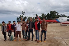 Sau hai ngày bị cô lập, nhóm công nhân đã đến vùng an toàn. (Ảnh: Quang Thái/TTXVN)