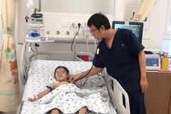 Bệnh nhi được chăm sóc sau phẫu thuật. (Ảnh: TTXVN phát)