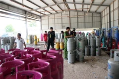 Công an tỉnh Tây Ninh kiểm tra kho chứa bình đựng gas của Công ty Trách nhiệm hữu hạn Sản xuất-Thương Mại Thái Dương. (Ảnh: Lê Đức Hoảnh/TTXVN)