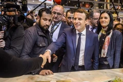 Trợ lý an ninh Alexandre Benalla (giữa) hộ tống ông Emmanuel Macron (thứ 2, phải) tại một sự kiện ở thủ đô Paris. (Ảnh: EPA-EFE/TTXVN)