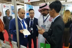 Khách tham quan gian trưng bày sản phẩm của Việt Nam. (Ảnh: Tấn Đạt/TTXVN)