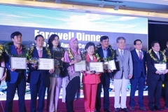 Trao giải thưởng TPO cho các thành viên tham dự. (Ảnh: Gia Thuận/TTXVN)