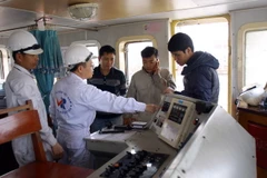 Kiểm định hệ thống điện tử của buồng lái tàu biển tại Công ty đóng tàu Phà Rừng-Hải Phòng. (Ảnh: Hoàng Hùng/TTXVN)