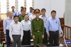 Bị cáo Đinh La Thăng cùng đồng phạm tại Phiên tranh luận. (Ảnh: Doãn Tấn/TTXVN)