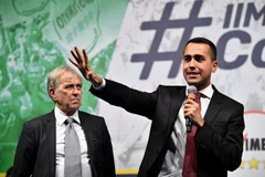 Phó Thủ tướng Italy Luigi Di Maio, bên phải. (Ảnh: AFP/TTXVN)