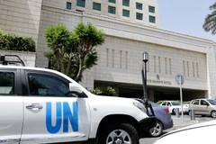 Đoàn xe của Liên hợp quốc rời khách sạn nơi các thanh sát viên OPCW lưu trú tại Damascus, Syria ngày 18/4 vừa qua. (Ảnh: AFP/TTXVN)
