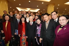 Tổng Bí thư Nguyễn Phú Trọng với các đại biểu trí thức, văn nghệ sỹ. (Ảnh: Trí Dũng/TTXVN)