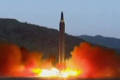 Một vụ phóng tên lửa đạn đạo liên lục địa Hwasong-12 của Triều Tiên tháng 5/2017. (Ảnh: The Telegraph/TTXVN)