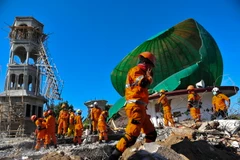 Lực lượng cứu hộ tìm kiếm nạn nhân sau trận động đất ở đảo Lombok của Indonesia ngày 7/8. (Ảnh: THX/TTXVN)