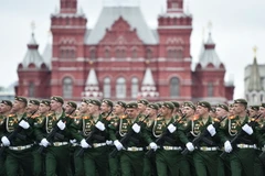 Binh sỹ Nga trong lễ duyệt binh kỷ niệm ngày Chiến thắng tại Quảng trường Đỏ ở thủ đô Moskva ngày 9/5/2017. (Ảnh: AFP/TTXVN)