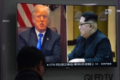 Người dân theo dõi qua truyền hình hình ảnh Tổng thống Mỹ Donald Trump (trái) và Nhà lãnh đạo Triều Tiên Kim Jong-un ngày 24/5 vừa qua. (Ảnh: AFP/TTXVN)