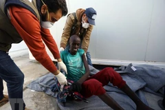 Người di cư tại căn cứ hải quân ở Tripoli, Libya ngày 19/2 vừa qua sau khi được cứu trên biển. (Nguồn: THX/TTXVN) 