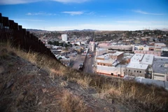 Hàng rào biên giới phân định ranh giới giữa Nogales, bang Arizona của Mỹ với Nogales thuộc Mexico. (Ảnh: AFP/TTXVN)