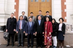 Ông Nguyễn Hòa Bình, Bí thư Trung ương Đảng, Chánh án Tòa án nhân dân Tối cao với cán bộ Đại sứ quán Việt Nam tại Liên bang Nga. (Ảnh: Lê Quang Vinh/TTXVN)