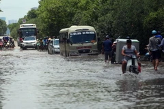 Đoạn đường Đại lộ Thăng Long gần khu đô thị đô thị An Khánh, huyện Hoài Đức, Hà Nội, vẫn bị ngập sâu, phương tiện đi lại gặp nhiều khó khăn. (Ảnh: Huy Hùng/TTXVN)
