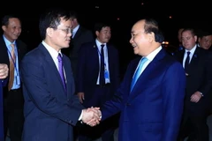 Đại sứ Việt Nam tại Hoa Kỳ Hà Kim Ngọc (bên trái) và các cán bộ Đại sứ quán, Phái đoàn Đại diện thường trực Việt Nam tại Liên hợp quốc tiễn Thủ tướng Nguyễn Xuân Phúc tại sân bay quốc tế John F. Kennedy, thành phố New York. (Ảnh: Thống Nhất/TTXVN) 