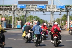 Phương tiện qua Trạm BOT Cai Lậy. (Ảnh: Minh Trí/TTXVN)