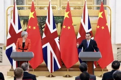 Thủ tướng Trung Quốc Lý Khắc Cường và người đồng cấp Anh Theresa May. (Ảnh: THX/TTXVN)