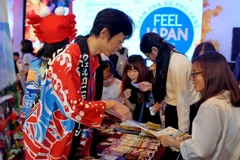 Khách tham quan và mua sắm tại Lễ hội Feel Japan in Vietnam 2018. (Ảnh: Thế Anh/TTXVN)