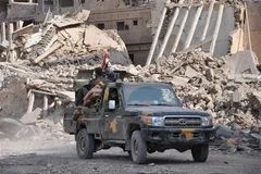 Các lực lượng ủng hộ Chính phủ Syria tuần tra tại Deir Ezzor. (Ảnh: AFP/TTXVN)