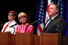 Ngoại trưởng Mỹ Mike Pompeo (phải) và người đồng cấp Julie Bishop (giữa) cùng Bộ trưởng Quốc phòng Marise Payne (trái) tại cuộc họp báo chung ở Palo Alto, California của Mỹ ngày 24/7. (Nguồn: EFE-EPA/TTXVN)