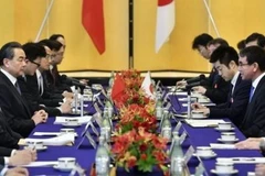 Ngoại trưởng Nhật Bản Taro Kono (phải) và người đồng cấp Trung Quốc Vương Nghị (trái) trong cuộc gặp tại Tokyo. (Ảnh: Kyodo/TTXVN)