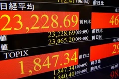 Bảng tỷ giá chứng khoán tại sàn giao dịch chứng khoán Tokyo, Nhật Bản ngày 4/1 vừa qua. (Ảnh: Kyodo/TTXVN)