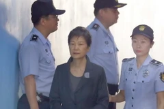 Cựu Tổng thống Hàn Quốc Park Geun-hye bị áp giải đến tòa án ở Seoul ngày 31/8/2017. (Ảnh: Yonhap/TTXVN)