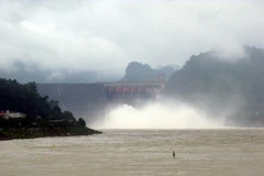 Thủy điện Hòa Bình mở cửa xả đáy số 3 ngày 14/7 vừa qua. (Ảnh: Thanh Hải/TTXVN)