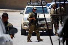 Binh sỹ Mỹ gác tại thị trấn Tabqa, Syria ngày 29/6/2017. (Ảnh: AFP/TTXVN)