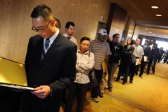 Những người thất nghiệp tìm việc làm tại Hội chợ việc làm. (Ảnh: AFP/TTXVN)
