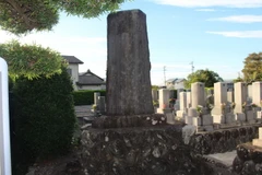 Bia tưởng niệm bác sỹ Asaba Sakitaro.