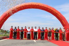 Cắt băng khánh thành cầu Cao Lãnh - cây cầu dây giăng bắc qua sông Tiền. (Ảnh: Nguyễn Văn Trí/TTXVN)