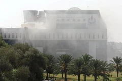 Khói bốc lên từ trụ sở của Tập đoàn dầu mỏ quốc gia (NOC) ở Tripoli, Libya sau vụ tấn công ngày 10/9. (Ảnh: Reuters/TTXVN)