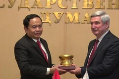 Chủ tịch Ủy ban Trung ương Mặt trận Tổ quốc Việt Nam Trần Thanh Mẫn (bên trái) tặng quà lưu niệm cho Phó Chủ tịch Duma Quốc gia Nga Ivan Melnikov. (Ảnh: Dương Trí/TTXVN)