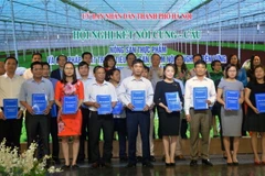 Các nhà sản xuất và doanh nghiệp ký kết biên bản ghị nhớ. (Ảnh: Đỗ Phương Anh/TTXVN)